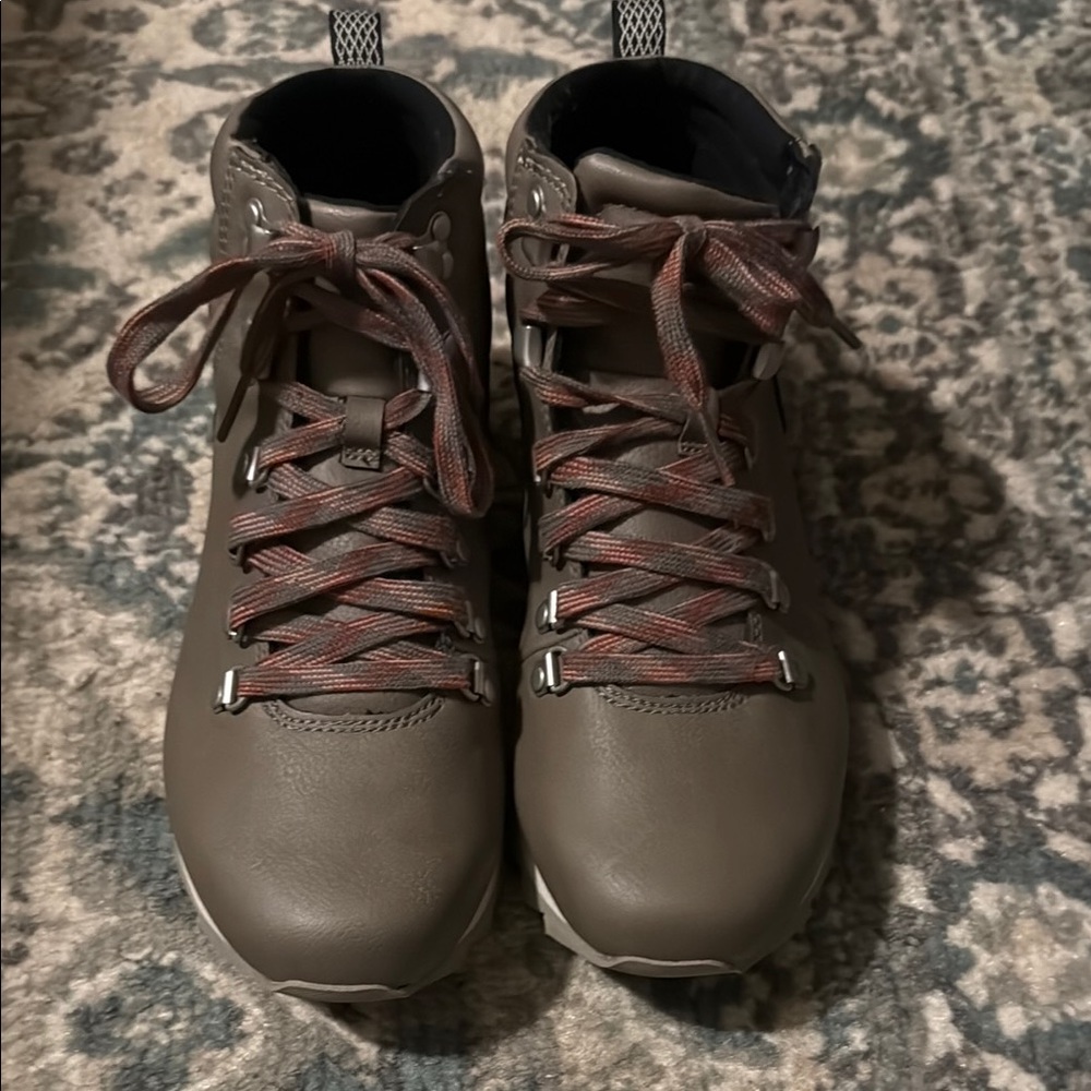 Merrell woman’s boots size 8.5 brown color NEW
